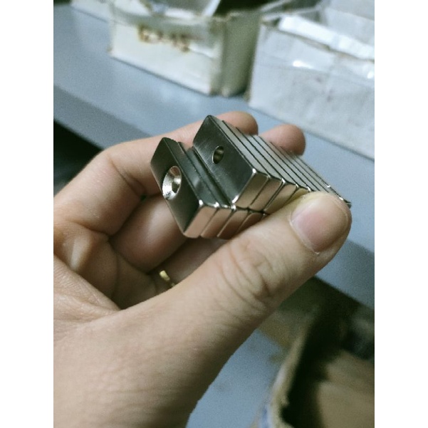 Nam châm viên dài 3cm có lỗ bắt vít bàn tủ gỗ siêu chắc chắn hít mạnh