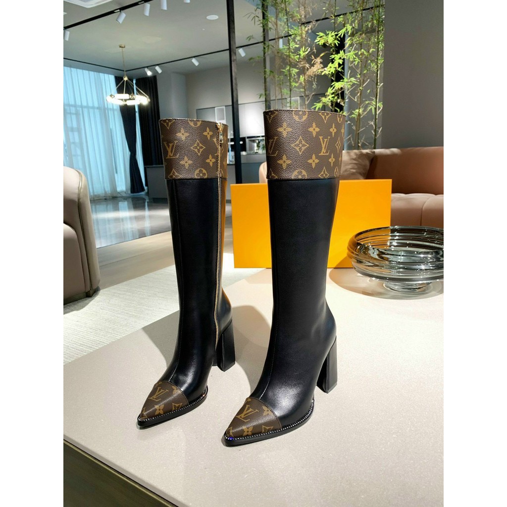 Bốt LV da lì mũi nhọn viền đinh khóa hông gót trụ XX fullbox | BigBuy360 - bigbuy360.vn