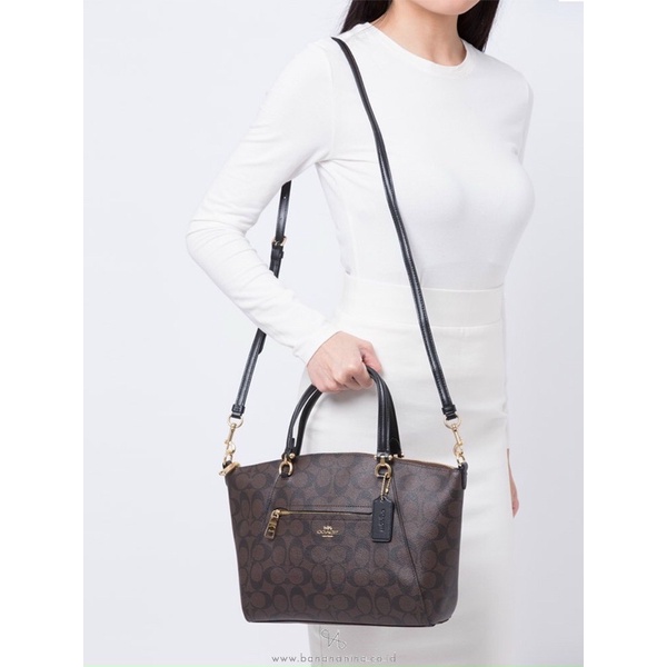 Túi xách nữ da thật pha canvas Coach thiết kế dáng xoè rộng rãi, tiện dụng, có quai sách và dây đeo chéo