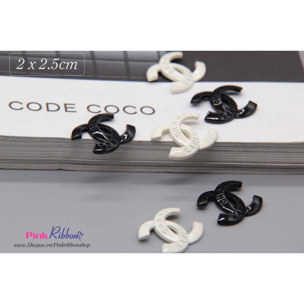 Charm chữ X đen-trắng