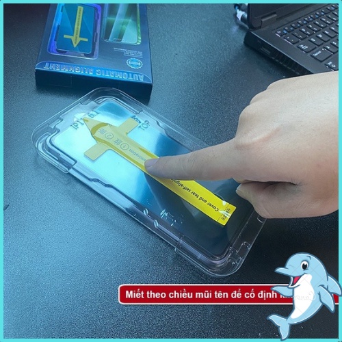 Kính cường lực tự dán blue arrow cho iphone , viền đen siêu mỏng, tĩnh điện chống bám bụi khi dán - Dolphin Case