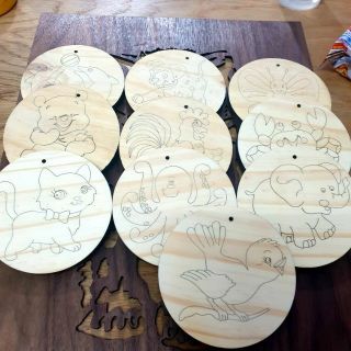 Bộ 10 thẻ gỗ tô màu cho bé, có lỗ treo dây trang trí