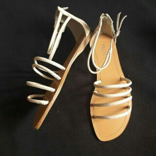 Sandal dây