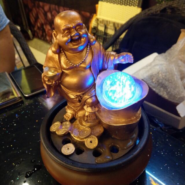 Thác nước phong thủy Phật Di Lạc vàng