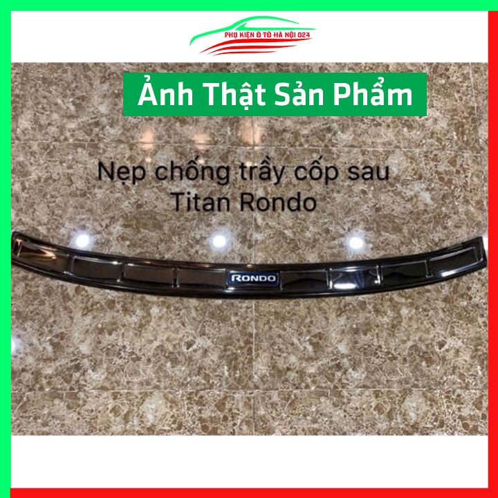 Ốp chống trầy cốp ngoài Rondo thép không gỉ vân Titan chống trầy bảo vệ xe