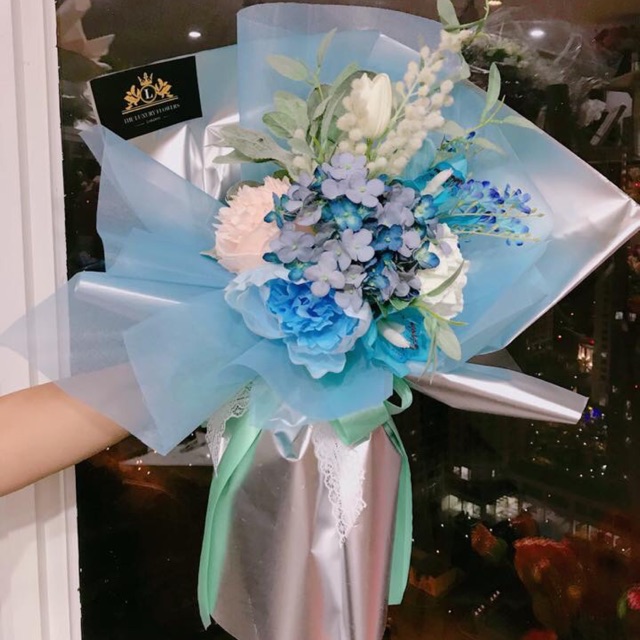 Bó hoa xanh ánh bạc
