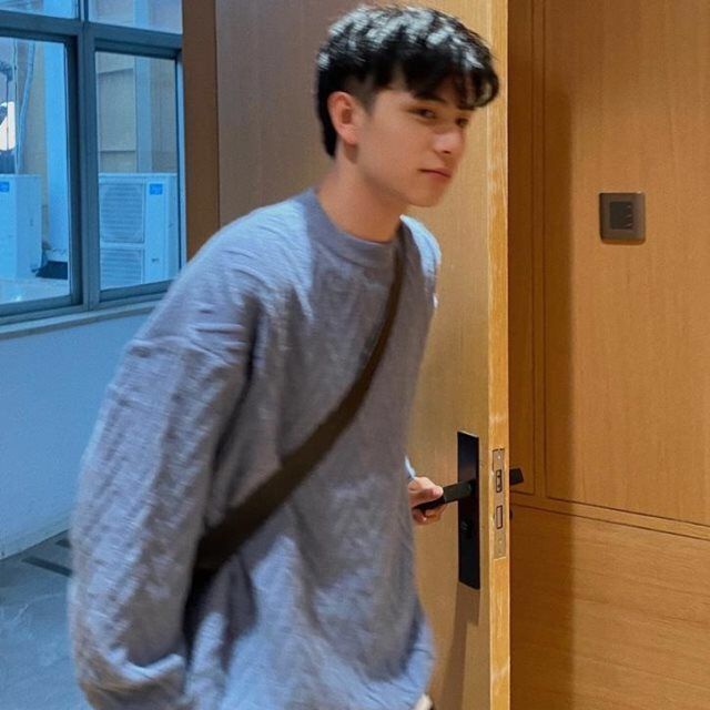 Áo Sweater Dáng Rộng Cổ Tròn Màu Sắc Đơn Giản Cho Nam