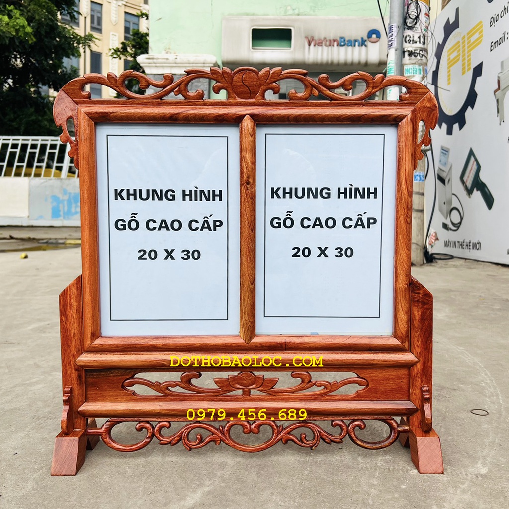 Khung ảnh đôi thờ gia tiên 20cmx30cm gỗ hương chạm khắc ép kính viền hoa cao cấp