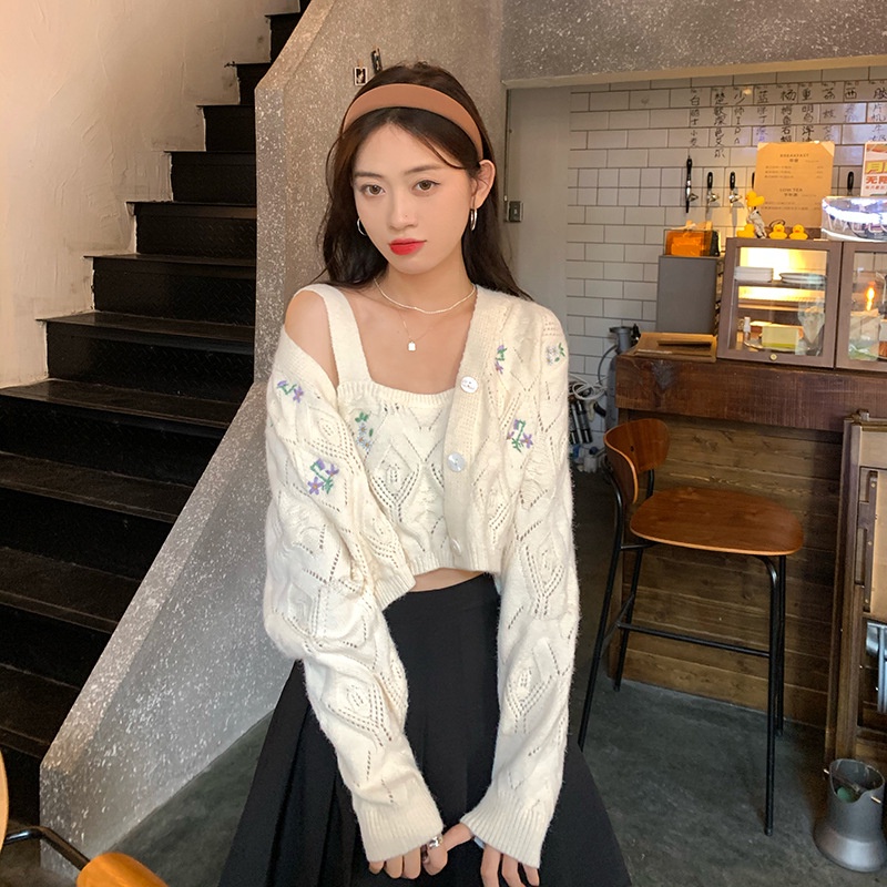 Bộ len mongtoghi nữ cardigan và áo hai dây dáng croptop dệt kim rỗng vặn thừng phong cách Hàn Quốc 1993 Boutique
