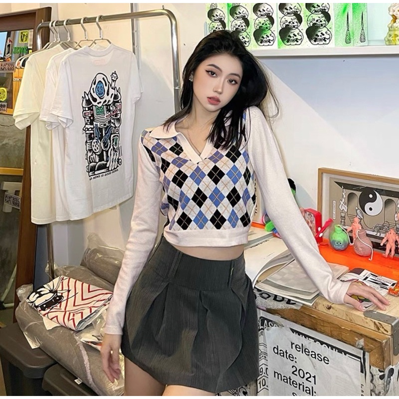 Áo croptop hoạ tiết quả trám tay dài cổ bẻ