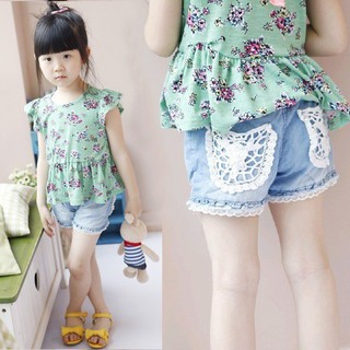 Quần short jean có dây chun quần và trang trí ren hoa xinh xắn cho bé