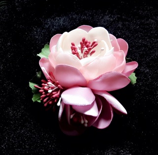 Hoa trà phối màu cài áo handmade