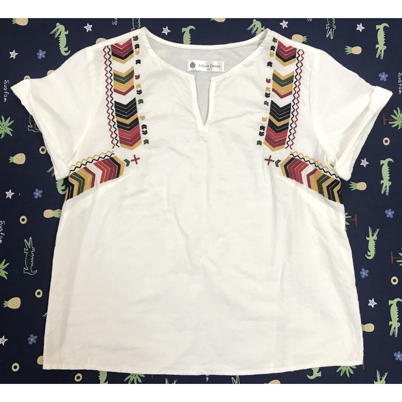 Áo thêu hoa Adore Dress