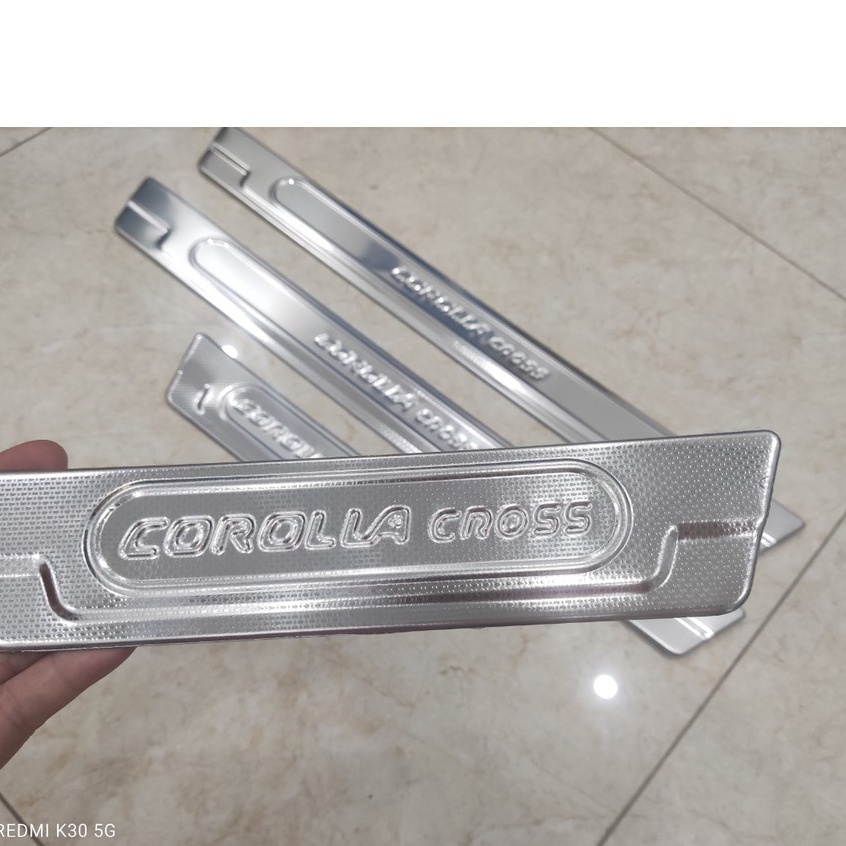 Ốp bậc cửa, Nẹp bước chân trong, ngoài xe Toyota Cross 2020- 2021- 2022 - 2023 Mẫu INOX cao cấp chống xước