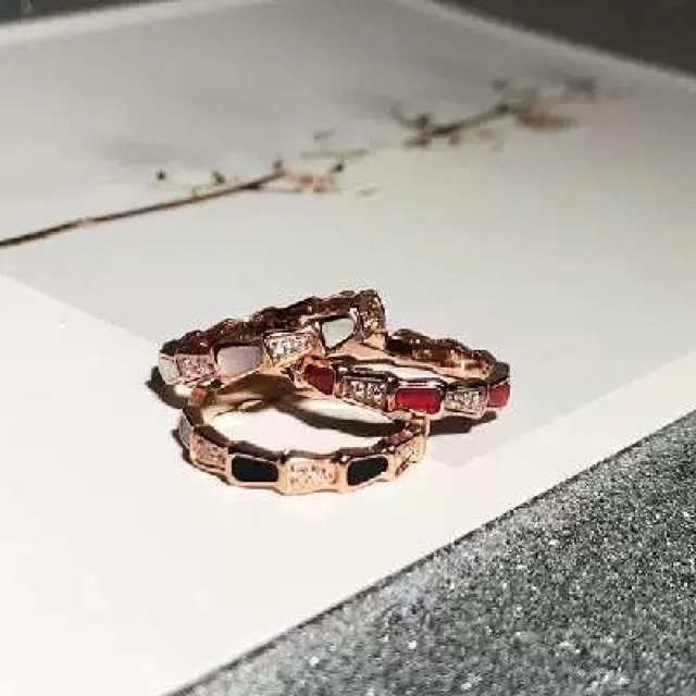 Nhẫn titan ko đen cẩn xoàn phối xà cừ màu