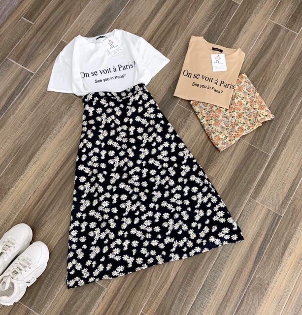 Set áo thun chữ + chân váy hoa nhí dài qua gối