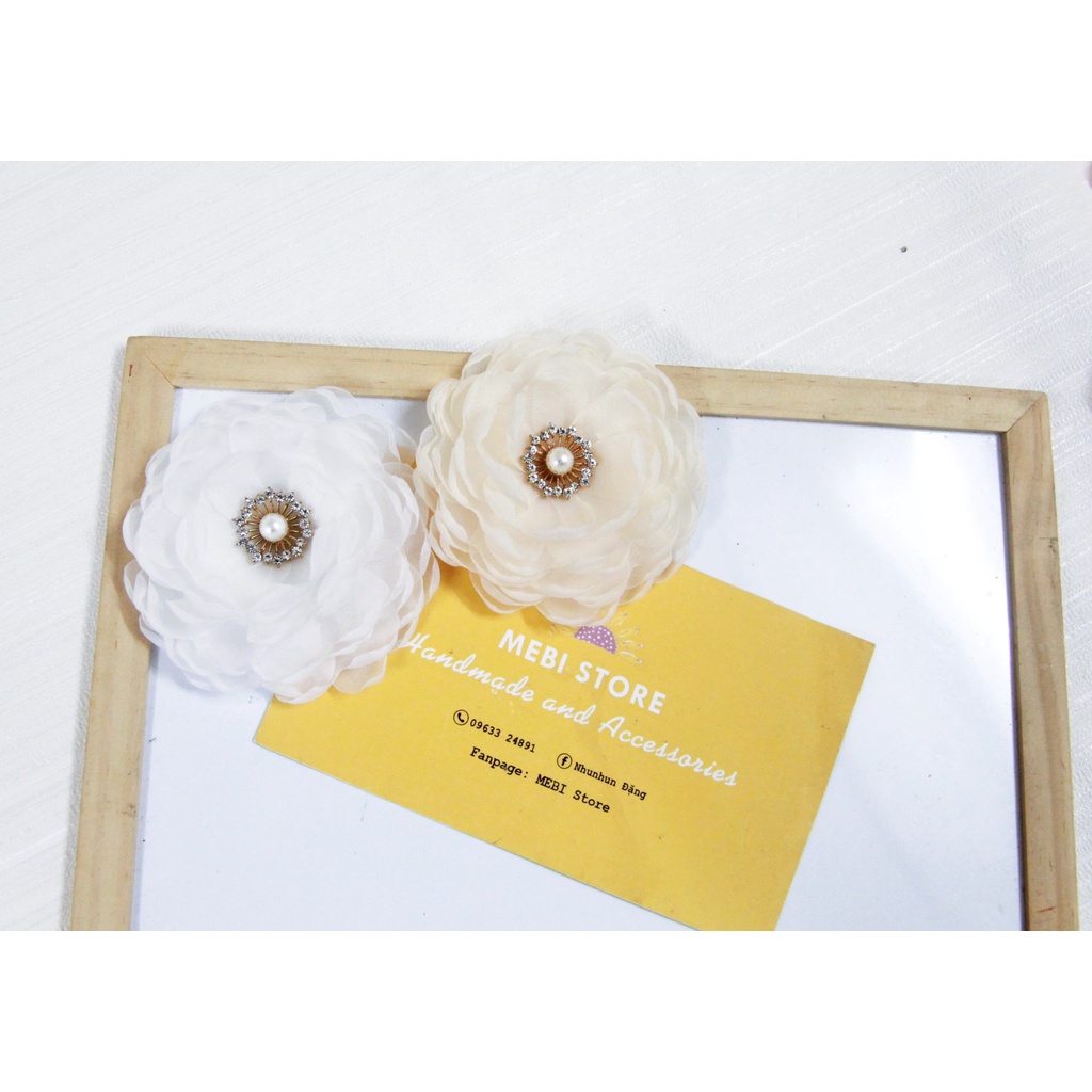 Hoa cài áo voan nhụy đá chùm nhiều màu cao cấp