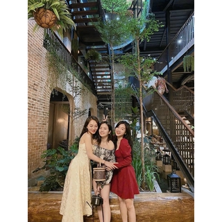 VÁY ĐỎ DÁNG XÒE CỔ VUÔNG