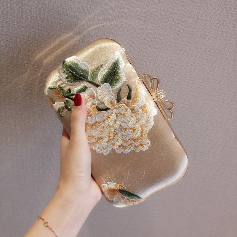 (ORDER) Clutch lụa thêu hoa sang chảnh