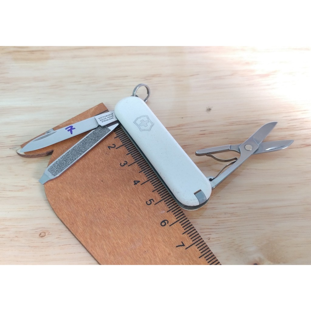 Dao đa năng Victorinox Classic (tặng móc treo)