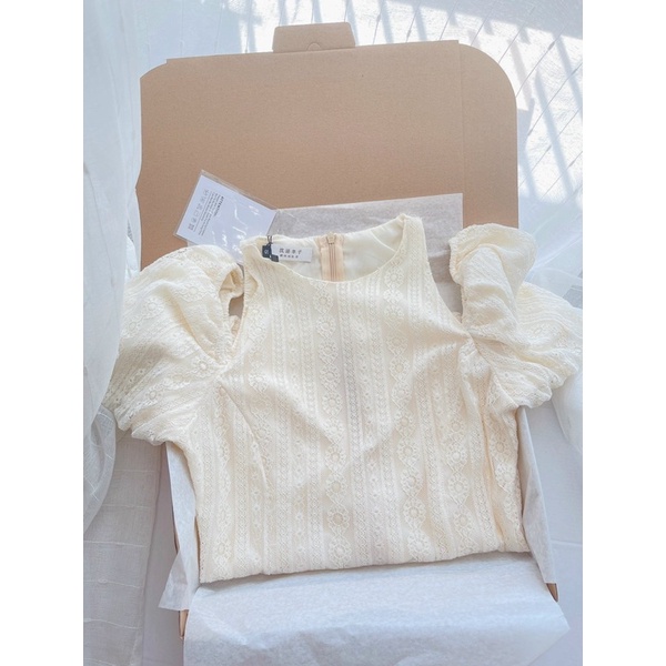 Váy ren cổ yếm khoét vai