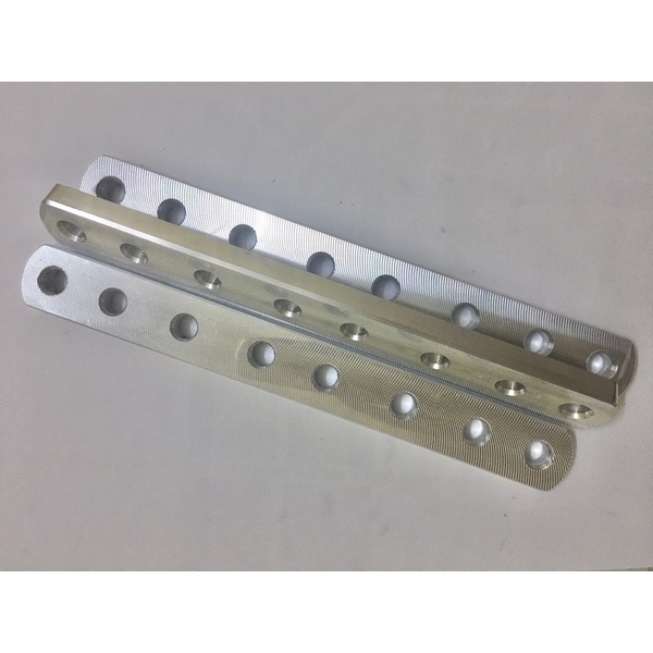 Pat treo pô nhôm cnc chất lượng tốt dày cứng cáp, hoạ tiết nổi bật, lắp ráp được nhiều dòng xe thị trường ưa chuộng