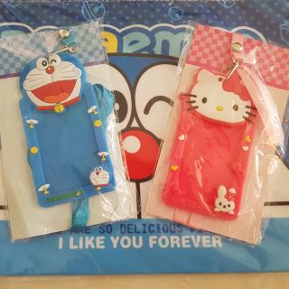 Đeo thẻ hình doremon và kitty