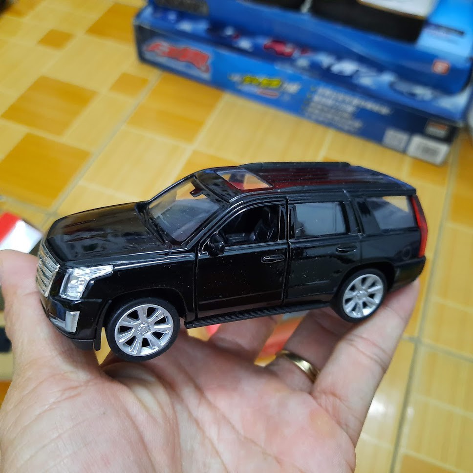 Mô hình xe ô tô Cadillac Escalade mini Welly xe tỉ lệ 1:36 bằng kim loại mở được 2 cửa