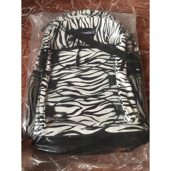 Balo hoạ tiết da báo cá tính kèm gấu