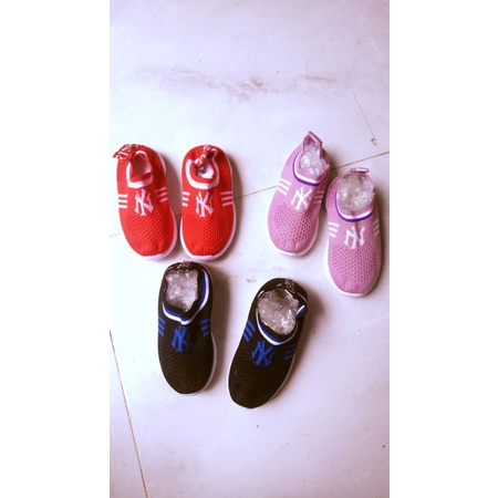 SALES NGHỈ BÁN Giày thể thao xỏ chân slip-on cho bé đế bám dễ đi