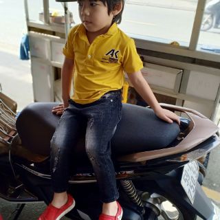 Quần jean cho bé body 200k
