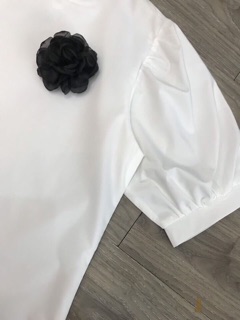 Sơ mi cộc tay bồng hoa cài