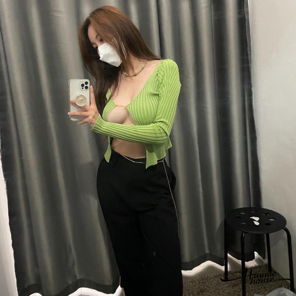 Jennie Áo cardigan dệt kim tay dài màu trơn phối dây xích kim loại gợi cảm cho nữ