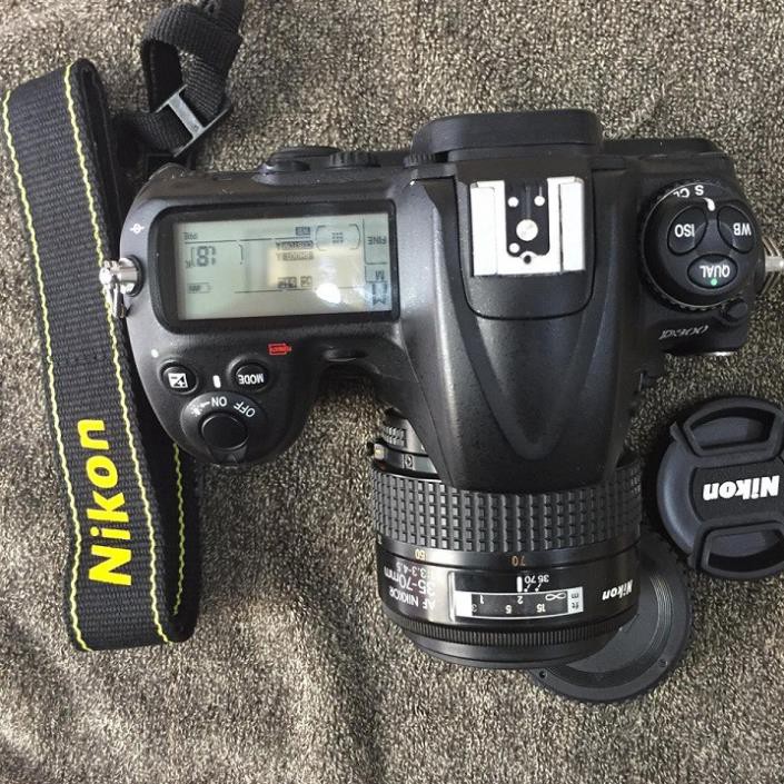 Máy ảnh Nikon D300 kèm lens AF 35-70