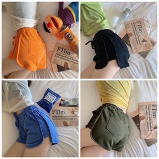 Quần sooc nữ Lyns short ngắn chất liệu thun da cá kiểu dáng thể thao cạp cao có dây rút.