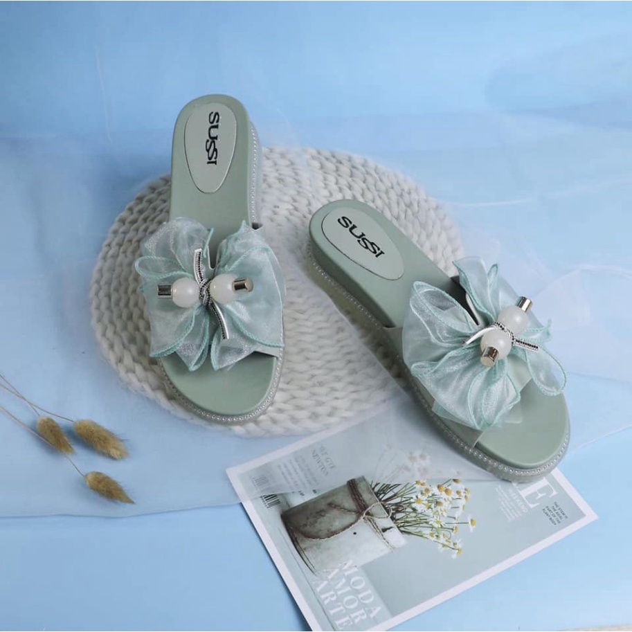 Sandal nữ HT.NEO Thiết kế đế cao su cao 3 cm cùng da mềm mại, viền dép đính đá cùng nơ vải cực xinh SDN100