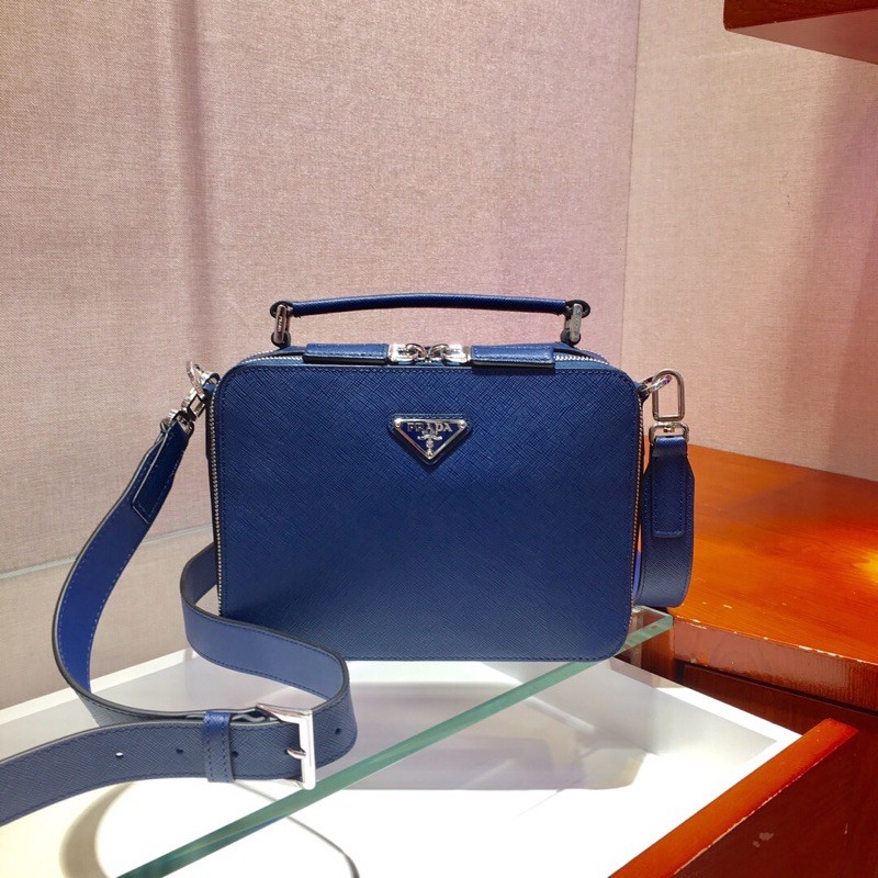 túi đeo vai nam da bò Saffiano nhập khẩu, phụ kiện kim loại chải có dây kéo lót logo prada