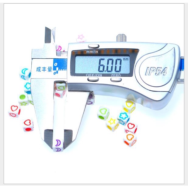 10-50gam hạt nhựa vuông 6mm khắc hoa, trăng sao, tim