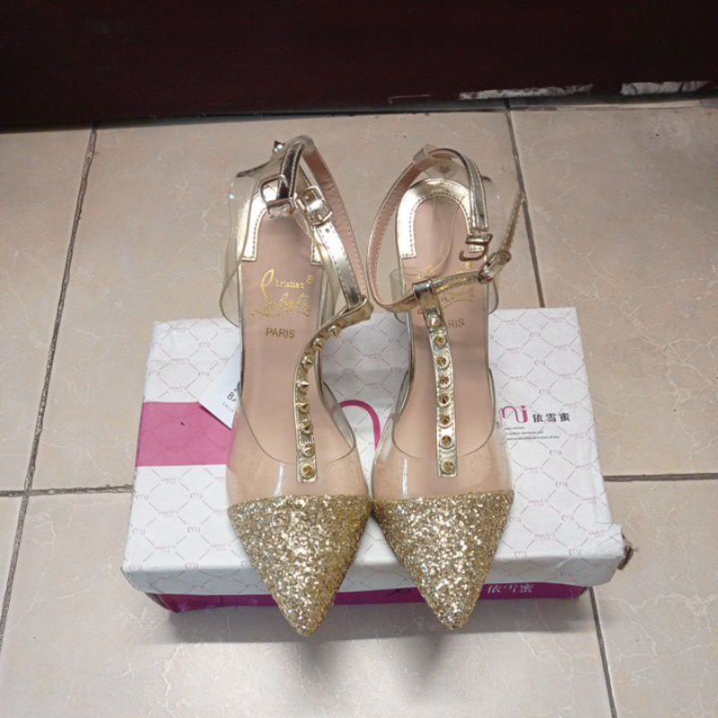 Thanh lý - Giày cao gót đinh tán louboutin size 38