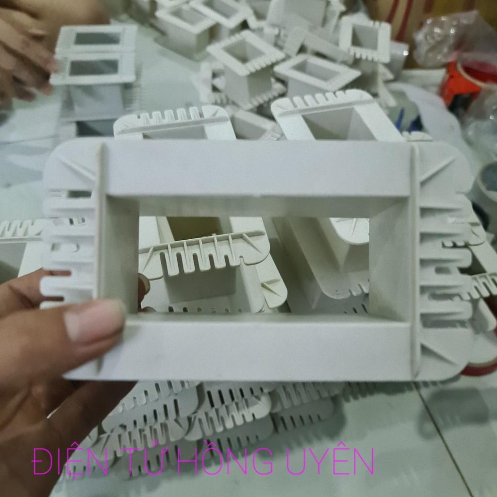 Khuôn nhựa 40x100mm . Khuôn nhựa quấn biến áp loại dày, chống cháy dây đồng. Khuôn rộng 4cm, dài 10cm