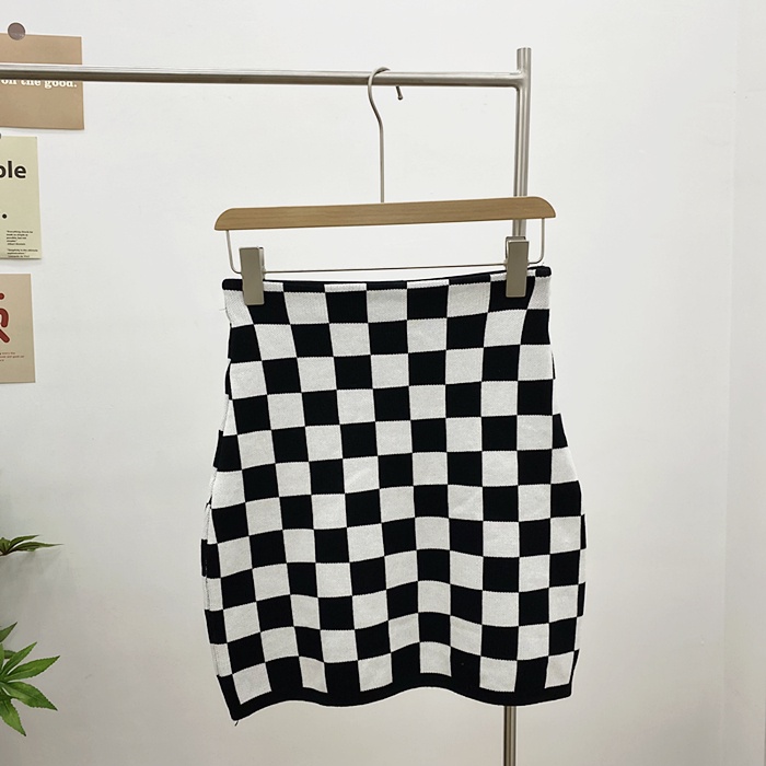 Chân váy chữ A họa tiết kẻ ô vuông thời trang nữ tính