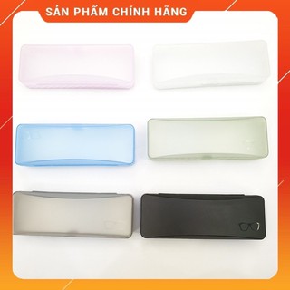Hộp nhựa đựng kính kèm khăn lau