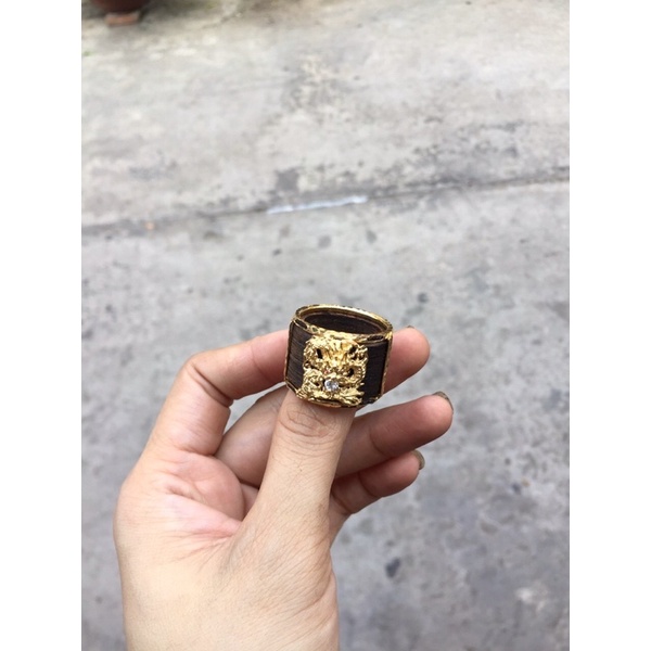 Nhẫn trầm hương sánh chìm.