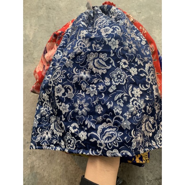 áo lồng gấm cho khuyên