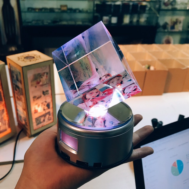 [MP4] Pha lê lập phương in hình ELATO MUSIC MP4 (đèn led, tự xoay, khe cắm thẻ nhớ, kết nối bluetooth)