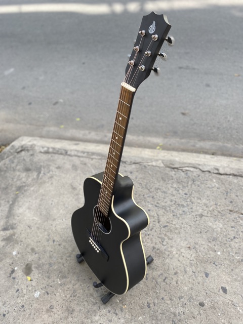 ĐÀN GUITAR ACOUSTIC CÓ TY MÀU ĐEN TẬP CHƠI GIÁ SỐC