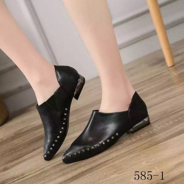 Boots cổ ngắn nạm đinh gót phối kim loại 2cm | BigBuy360 - bigbuy360.vn
