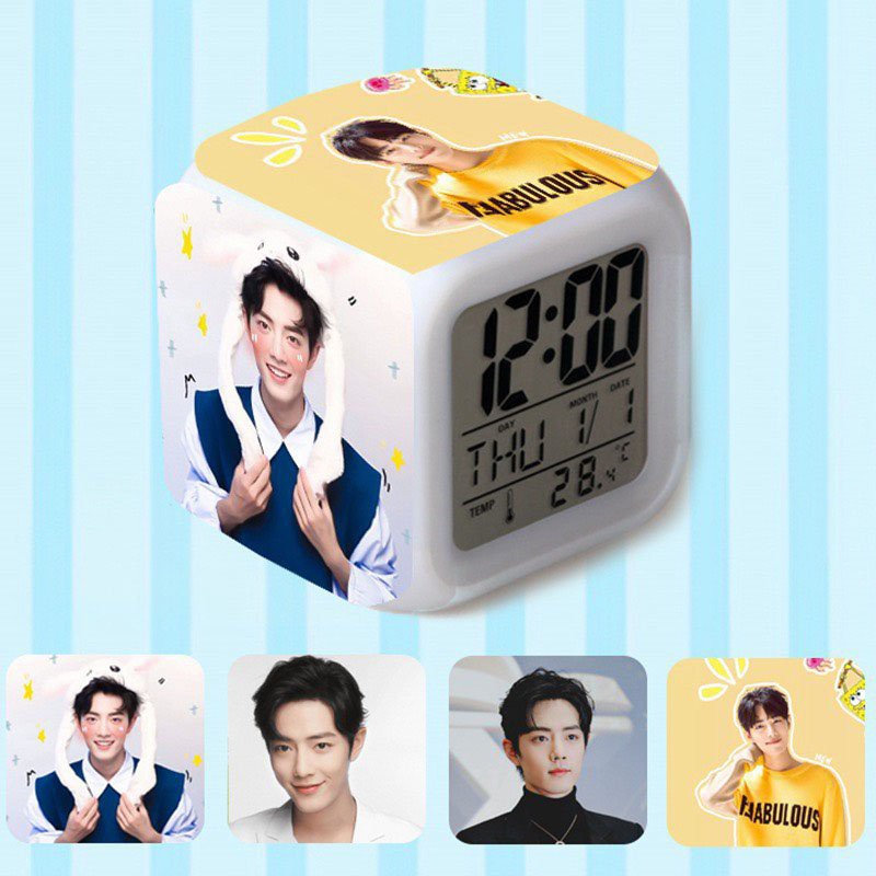 ( 4 mặt ) Đồng hồ báo thức để bàn in hình TIÊU CHIẾN idol LED đổi màu tiện lợi trần tình lệnh