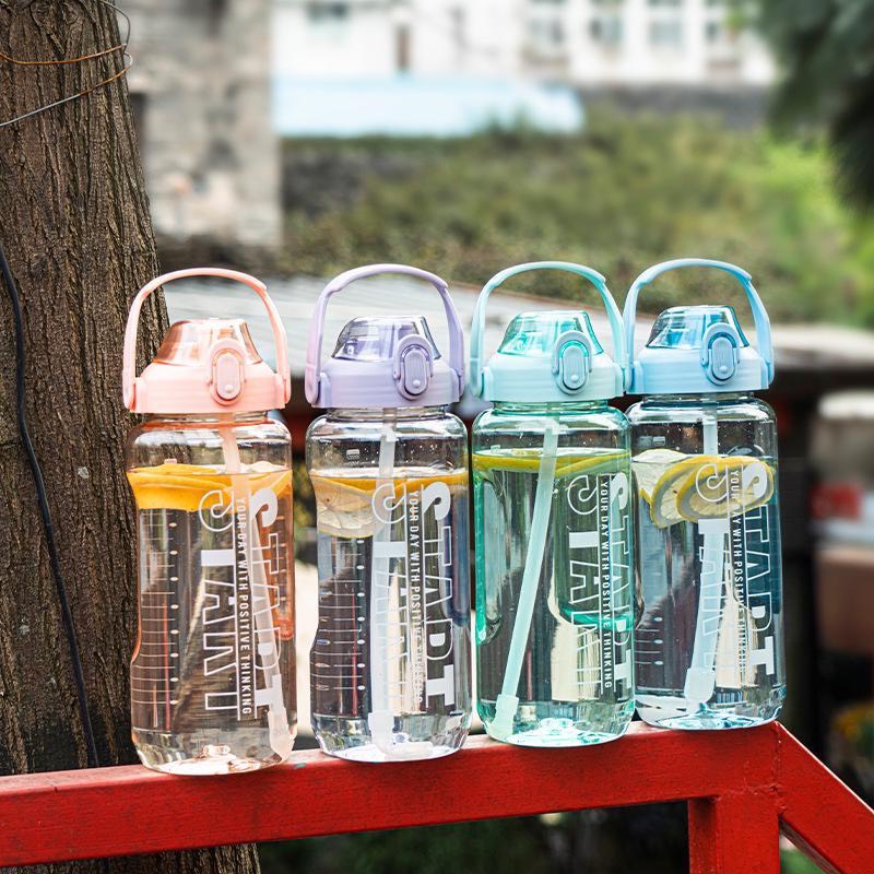 Bình Nước Trong Suốt 2000ML Siêu Xinh Bình Đựng Nước Có Vạch Báo Giờ Uống Nước Kèm Ống Hút Thiết Kế Chống Tràn