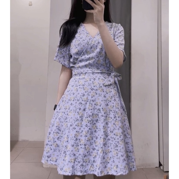 Váy cổ V hoa xanh